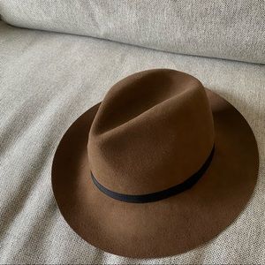 Aritzia wool hat size M/L, NWT